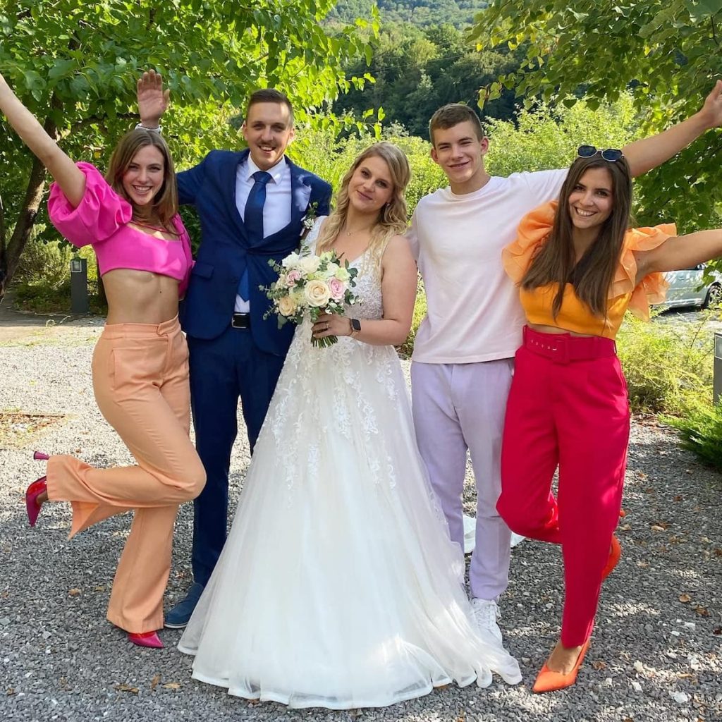 Zadovoljni mladoporočenci