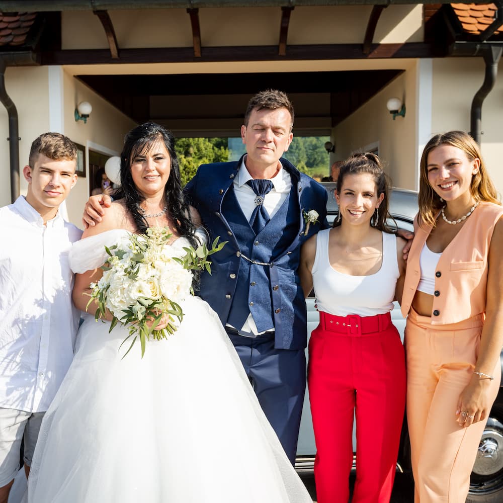 Zadovoljni mladoporočenci