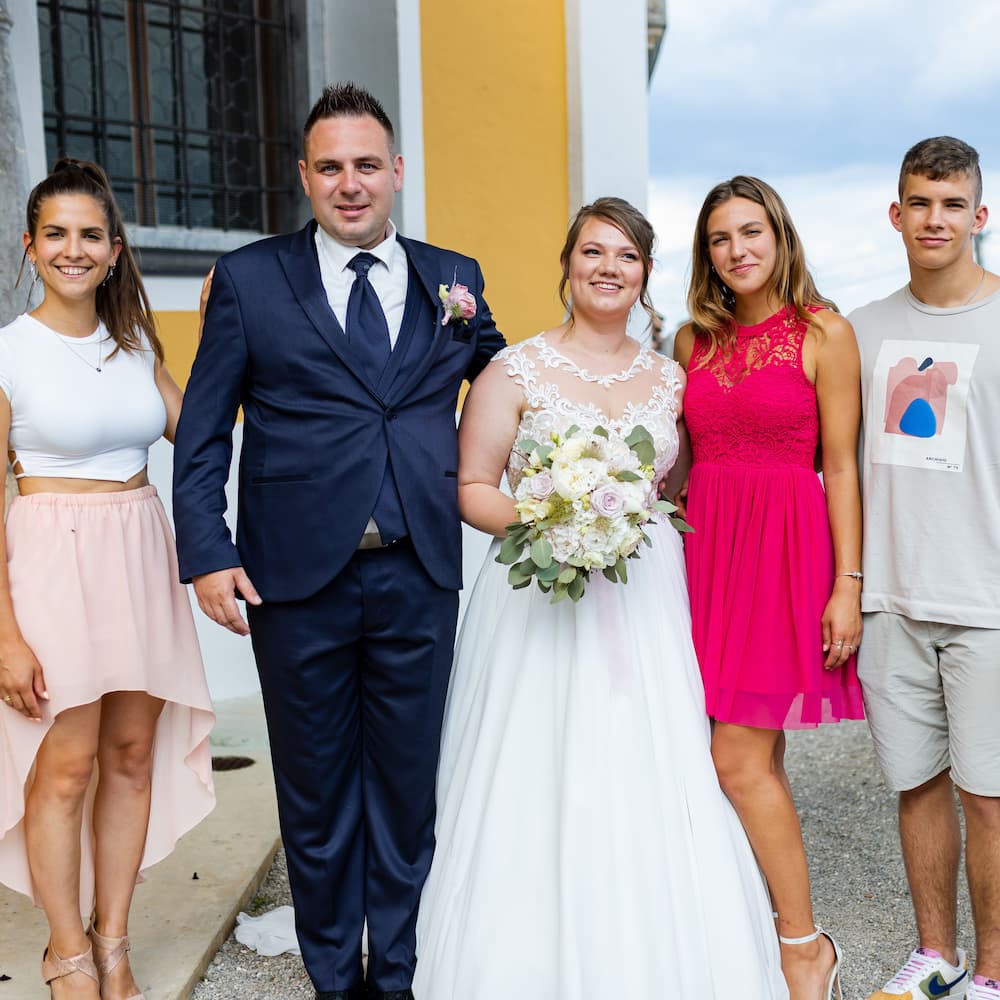 Zadovoljni mladoporočenci