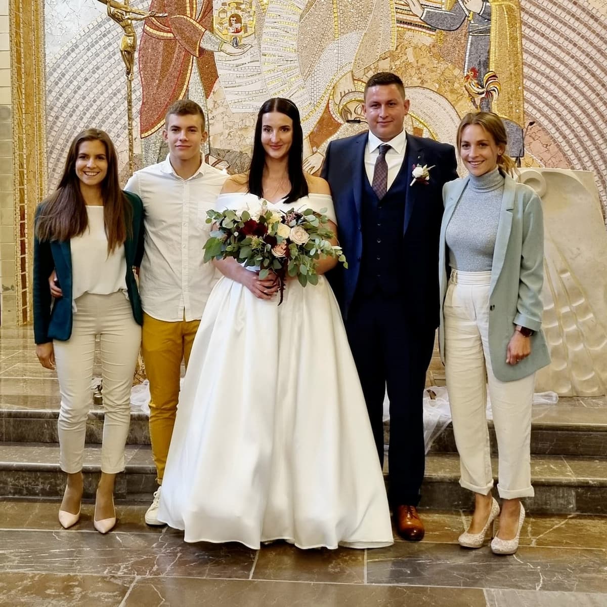 Zadovoljni mladoporočenci