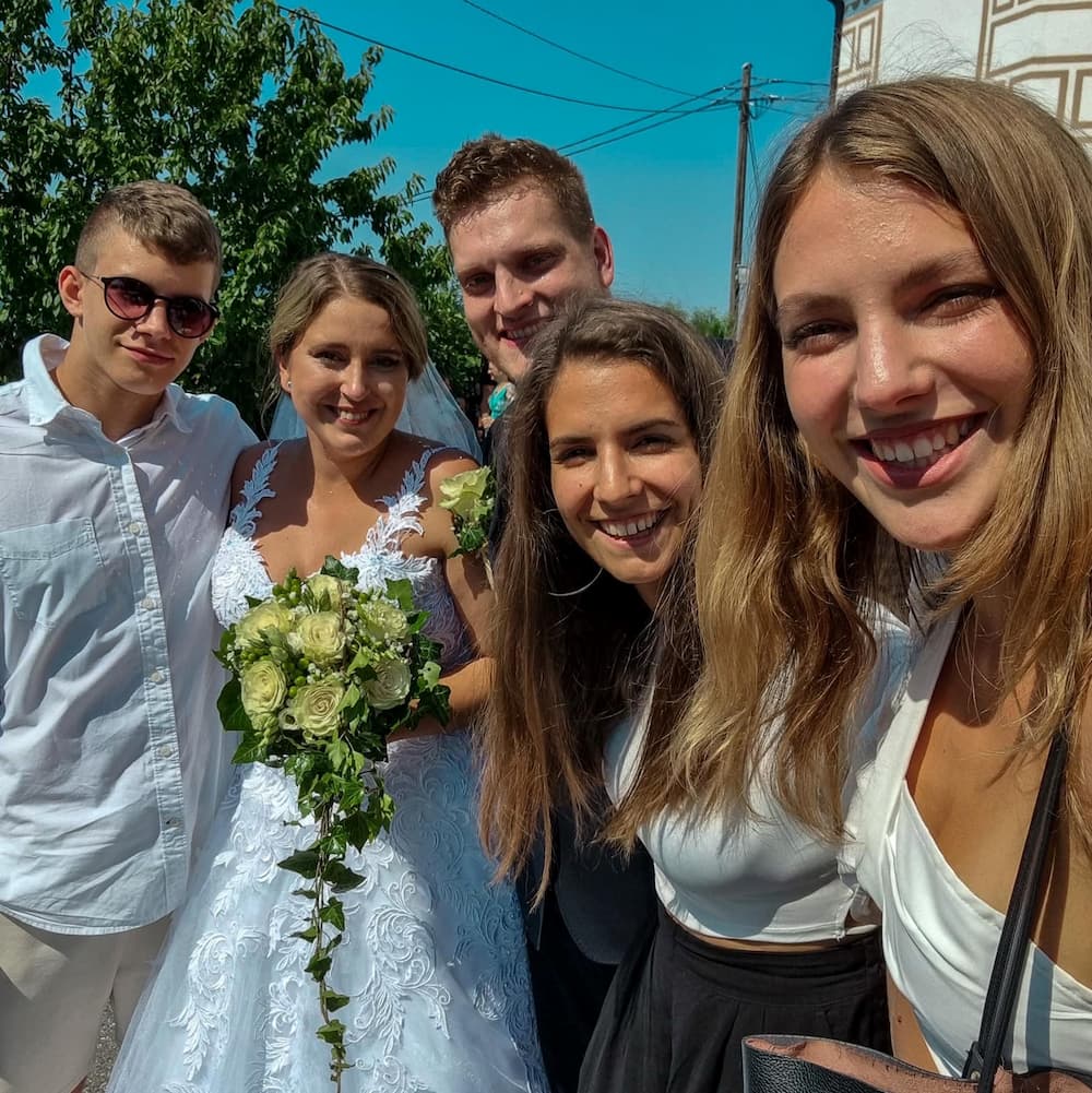 Zadovoljni mladoporočenci