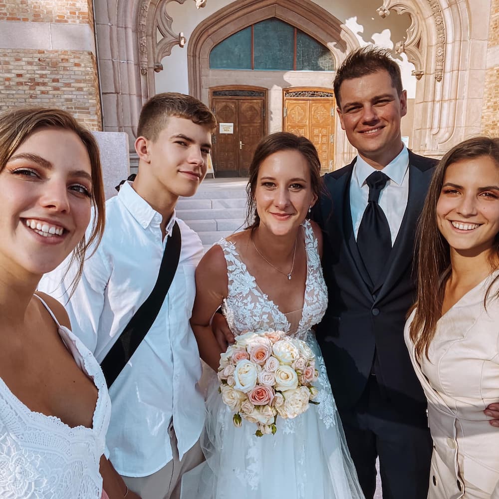 Zadovoljni mladoporočenci